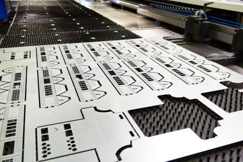 Laserstanzen-Maschine stanzt Metall