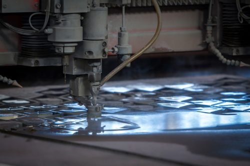Wasserstrahlschneiden von Metall in der Blechbearbeitung