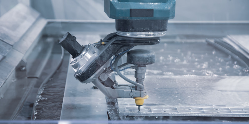 Ein Gummiartiges Material wird durch Wasserstrahlschneiden in die korrekte Form gebracht
