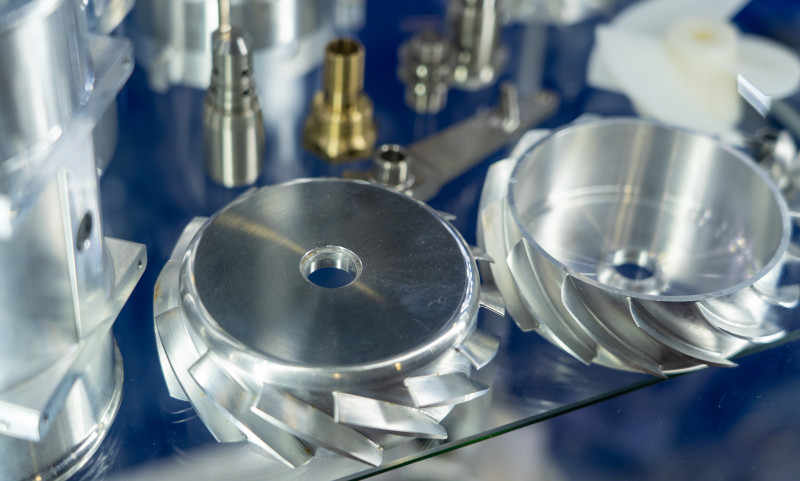 Ein filigranes, durch Wasserstrahlschneiden gefertigtes Aluminiumteil