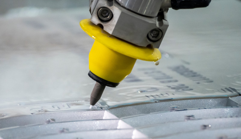 Wasserstrahl schneidet präzise eine Aluminiumplatte
